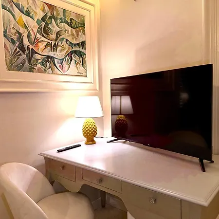 Madame Sofia Budget Basement Rooms with Large Windows - Camera Leggermente sotto il piano Terra con affaccio giardino